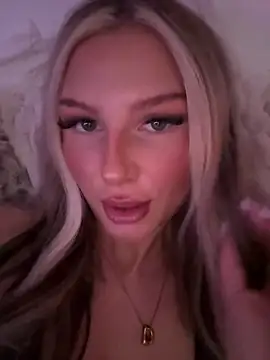 Snapshot of blondeeee chatting on 05-19-26, 03:51 blondeeee online show from 05-19-26, 03:51