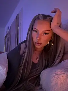 Snapshot of blondeeee chatting on 05-21-26, 04:14 blondeeee online show from 05-21-26, 04:14