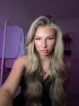 Snapshot of blondeeee chatting on 06-12-26, 03:55 blondeeee online show from 06-12-26, 03:55