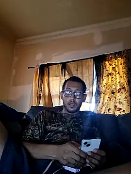 Snapshot of ThrowedWorldWide chatting on 11-17-25, 01:50 ThrowedWorldWide online show from 11-17-25, 01:50