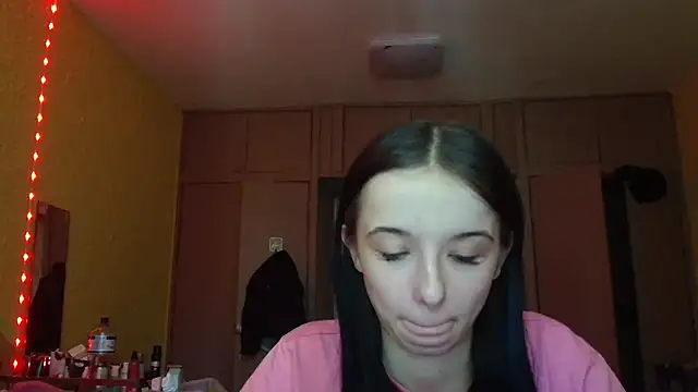 Snapshot of Emilia_Light chatting on 05-08-26, 09:25 Emilia Light online show from 05-08-26, 09:25