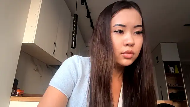 Ur neighbor Kira online show from 10-25-25, 11:51