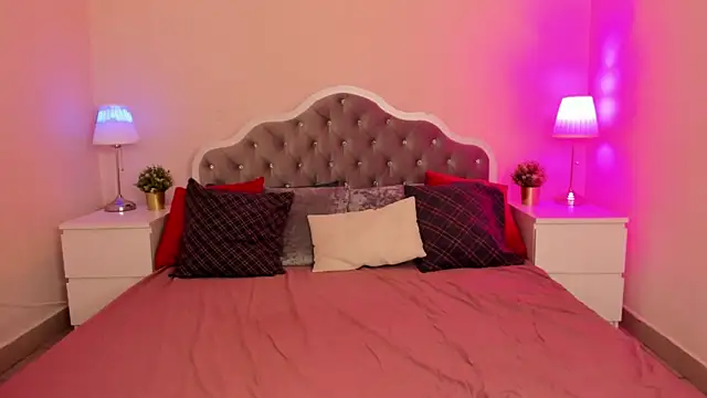 Snapshot of CamillaDreamer chatting on 09-30-25, 02:33 CamillaDreamer online show from 09-30-25, 02:33