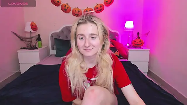 Snapshot of CamillaDreamer chatting on 10-26-25, 05:52 CamillaDreamer online show from 10-26-25, 05:52