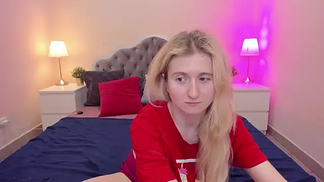 Snapshot of CamillaDreamer chatting on 11-18-25, 06:01 CamillaDreamer online show from 11-18-25, 06:01