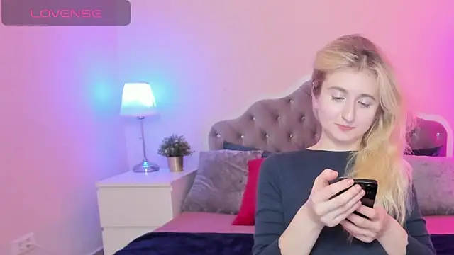 Snapshot of CamillaDreamer chatting on 11-27-25, 04:42 CamillaDreamer online show from 11-27-25, 04:42