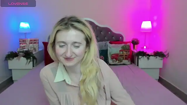 Snapshot of CamillaDreamer chatting on 12-05-25, 08:16 CamillaDreamer online show from 12-05-25, 08:16