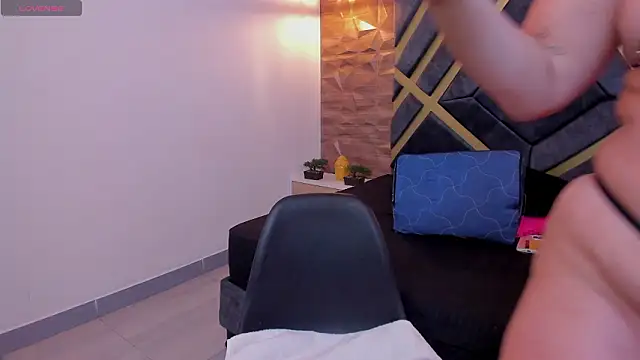 Snapshot of Valka_Ross chatting on 02-19-26, 05:25 Valka Ross online show from 02-19-26, 05:25