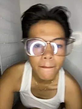 Snapshot of Obre17 chatting on 03-20-26, 11:04 Obre17 online show from 03-20-26, 11:04