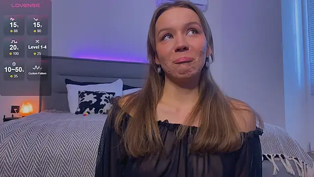 Snapshot of Sienna_Mi_ chatting on 10-15-25, 09:31 Sienna Mi online show from 10-15-25, 09:31