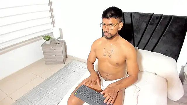 Taylormaccurdy  online show from 10-22-25, 03:56