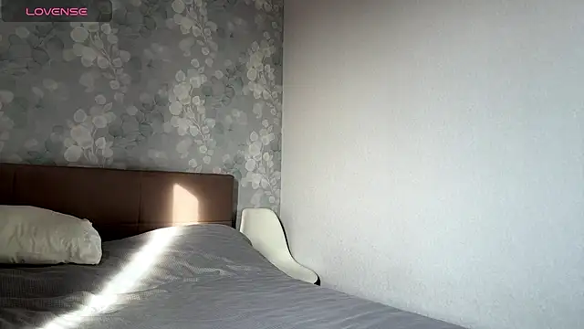 MIA SHADE online show from 11-21-25, 08:02