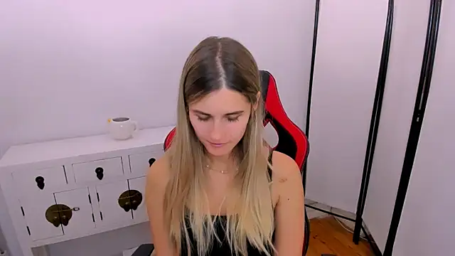 Snapshot of CatrinAmore chatting on 10-12-25, 04:44 CatrinAmore online show from 10-12-25, 04:44