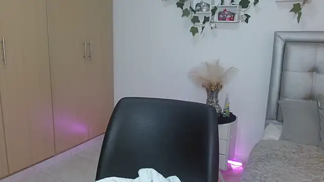 mia star 2 online show from 04-22-26, 10:06