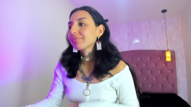 Snapshot of Iris__77 chatting on 10-24-25, 05:31 Iris 77 online show from 10-24-25, 05:31