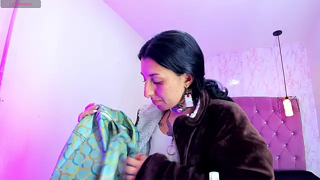 Snapshot of Iris__77 chatting on 10-30-25, 05:13 Iris 77 online show from 10-30-25, 05:13