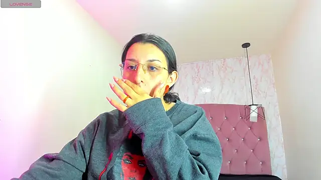 Snapshot of Iris__77 chatting on 11-14-25, 07:34 Iris 77 online show from 11-14-25, 07:34