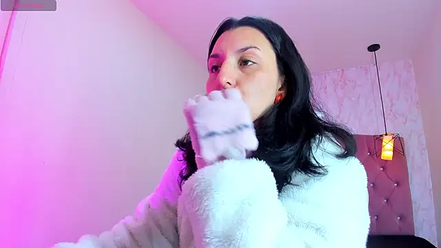 Snapshot of Iris__77 chatting on 11-17-25, 11:38 Iris 77 online show from 11-17-25, 11:38