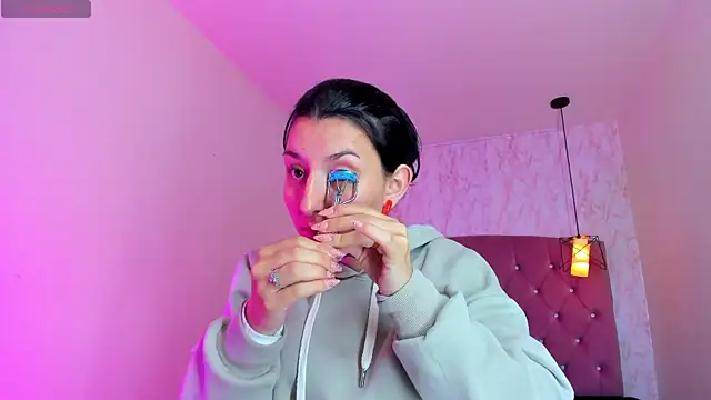 Snapshot of Iris__77 chatting on 11-18-25, 11:36 Iris 77 online show from 11-18-25, 11:36