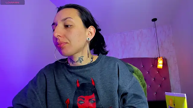 Snapshot of Iris__77 chatting on 11-21-25, 11:31 Iris 77 online show from 11-21-25, 11:31