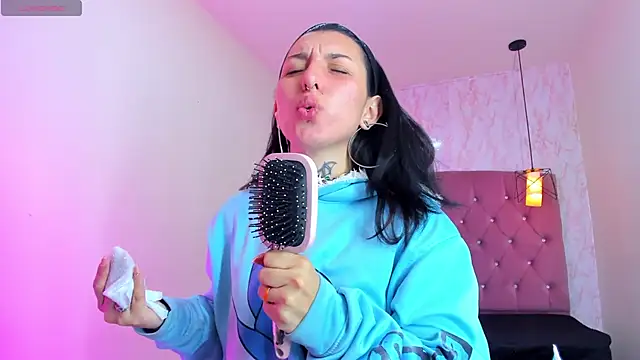 Snapshot of Iris__77 chatting on 11-24-25, 11:43 Iris 77 online show from 11-24-25, 11:43