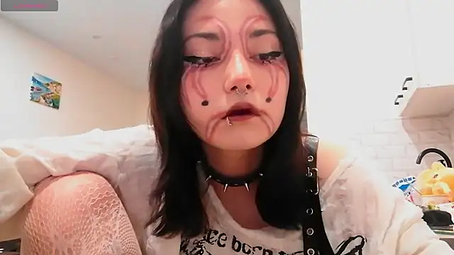 Snapshot of Beeping_Creature chatting on 10-11-25, 05:00 Beeping Creature online show from 10-11-25, 05:00