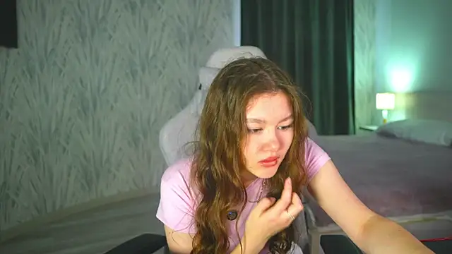 Snapshot of LewisThrone chatting on 09-29-25, 04:17 LewisThrone online show from 09-29-25, 04:17