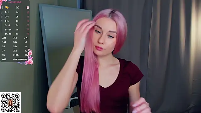 Snapshot of MinaRuzzo chatting on 12-15-25, 06:17 MinaRuzzo online show from 12-15-25, 06:17