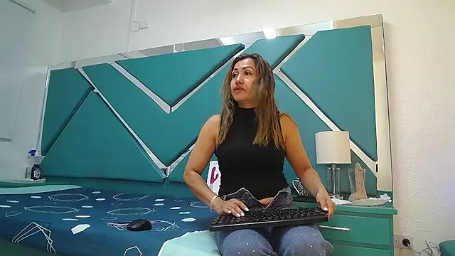 Snapshot of chloe__Jones_ chatting on 04-24-26, 01:02 chloe Jones online show from 04-24-26, 01:02
