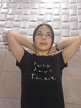 Snapshot of EmmaValencia_ chatting on 10-22-25, 08:30 EmmaValencia online show from 10-22-25, 08:30