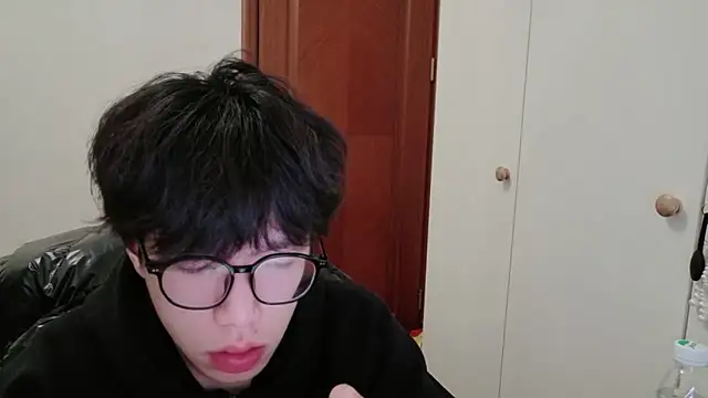 Snapshot of hangzi-0011 chatting on 12-18-25, 11:16 hangzi-0011 online show from 12-18-25, 11:16