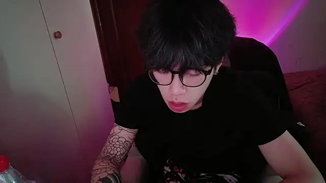 Snapshot of hangzi-0011 chatting on 01-17-26, 07:24 hangzi-0011 online show from 01-17-26, 07:24