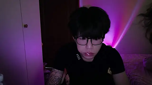 Snapshot of hangzi-0011 chatting on 02-04-26, 07:14 hangzi-0011 online show from 02-04-26, 07:14