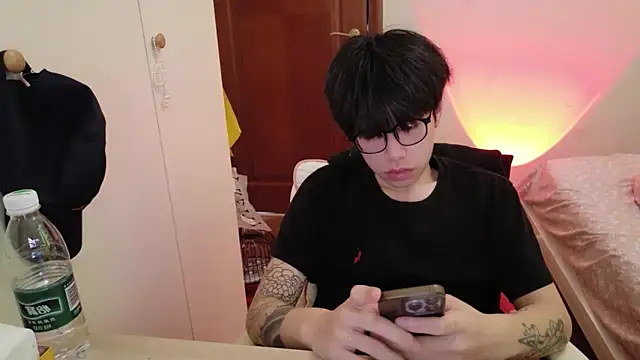 Snapshot of hangzi-0011 chatting on 02-05-26, 07:57 hangzi-0011 online show from 02-05-26, 07:57