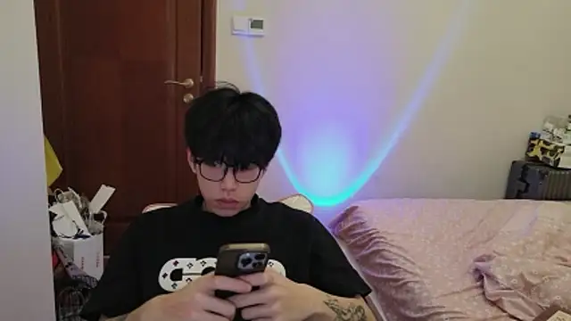 Snapshot of hangzi-0011 chatting on 02-08-26, 06:39 hangzi-0011 online show from 02-08-26, 06:39