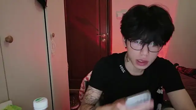 Snapshot of hangzi-0011 chatting on 03-06-26, 01:51 hangzi-0011 online show from 03-06-26, 01:51