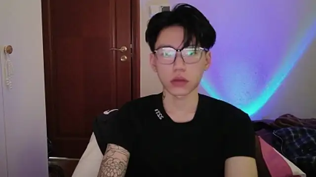 Snapshot of hangzi-0011 chatting on 03-20-26, 06:29 hangzi-0011 online show from 03-20-26, 06:29