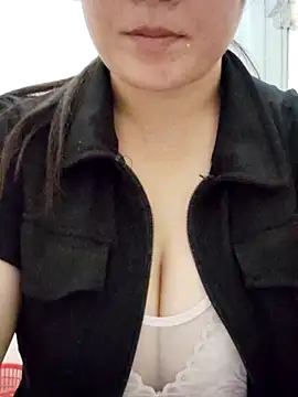Snapshot of linhmiucute chatting on 10-13-25, 05:18 linhmiucute online show from 10-13-25, 05:18