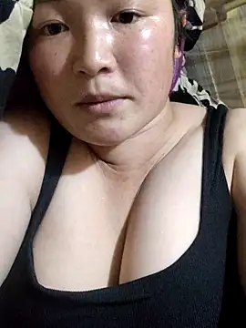 Snapshot of linhmiucute chatting on 10-17-25, 02:30 linhmiucute online show from 10-17-25, 02:30