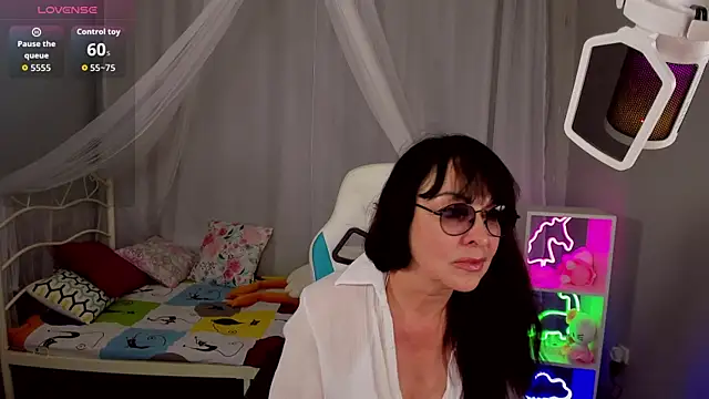 Snapshot of LindaRomero chatting on 09-28-25, 03:28 LindaRomero online show from 09-28-25, 03:28