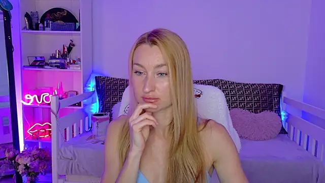 Snapshot of MysticRoxanne chatting on 12-23-25, 06:55 MysticRoxanne online show from 12-23-25, 06:55