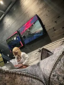 Snapshot of tia___fox chatting on 02-21-26, 06:58 tia fox online show from 02-21-26, 06:58