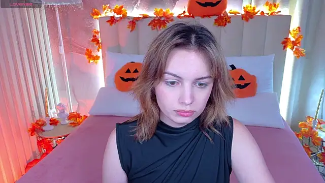 Snapshot of VioletteRose chatting on 10-19-25, 04:51 VioletteRose online show from 10-19-25, 04:51