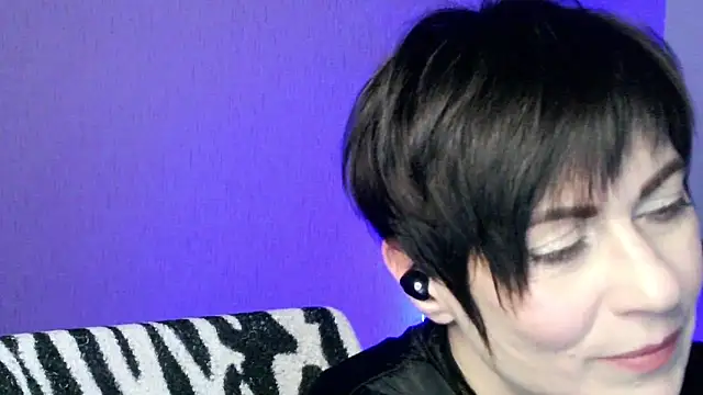 Ashley Brookss online show from 11-28-25, 04:53