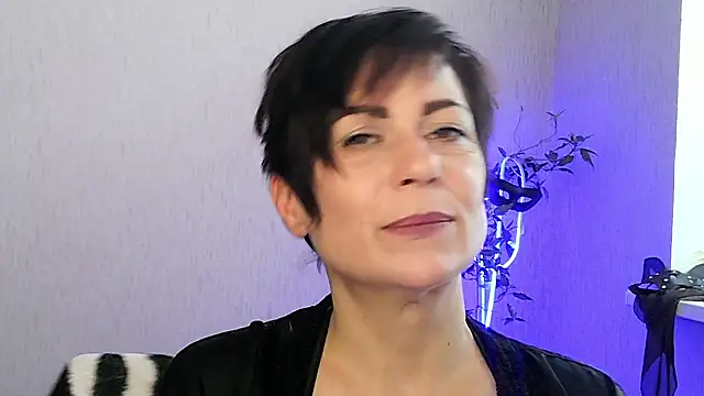 Ashley Brookss online show from 11-30-25, 08:07