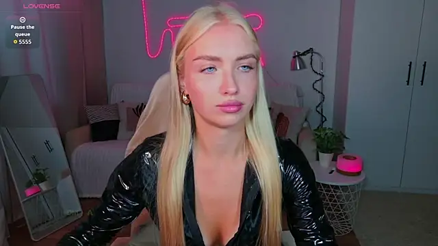 Snapshot of TessaGrays chatting on 08-07-26, 01:02 TessaGrays online show from 08-07-26, 01:02