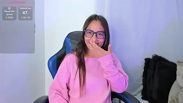 Snapshot of aleaa_x chatting on 10-22-25, 01:06 aleaa x online show from 10-22-25, 01:06