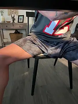 Snapshot of Beefkakey82 chatting on 11-17-25, 04:24 Beefkakey82 online show from 11-17-25, 04:24