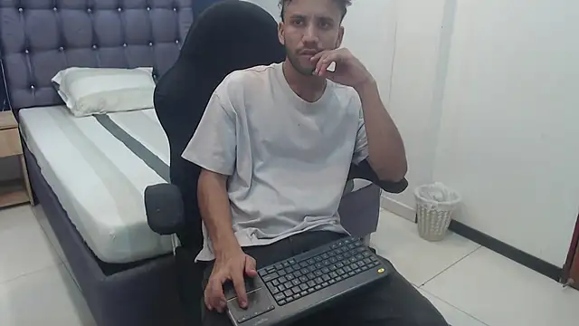 Snapshot of Juan_FelipeX01 chatting on 11-18-25, 04:00 Juan FelipeX01 online show from 11-18-25, 04:00