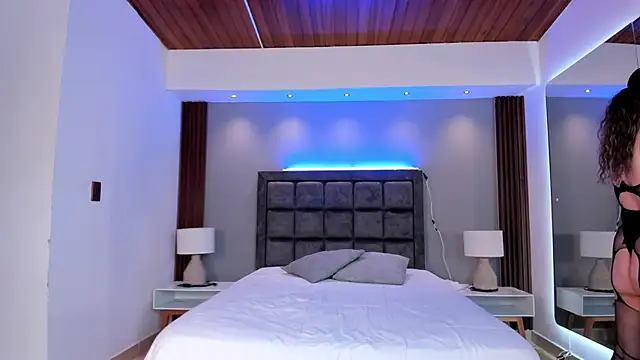 Snapshot of VenusCooper chatting on 05-31-26, 01:40 VenusCooper online show from 05-31-26, 01:40